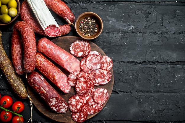 Diferentes tipos de salami en el tablero