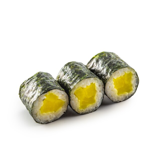 Diferentes tipos de sushi maki aislado sobre fondo blanco.