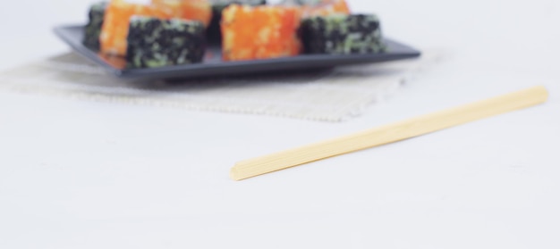 Diferentes tipos de sushi maki en un plato negro