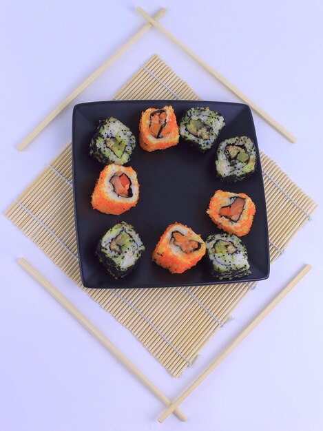 Diferentes tipos de sushi maki en un plato negro