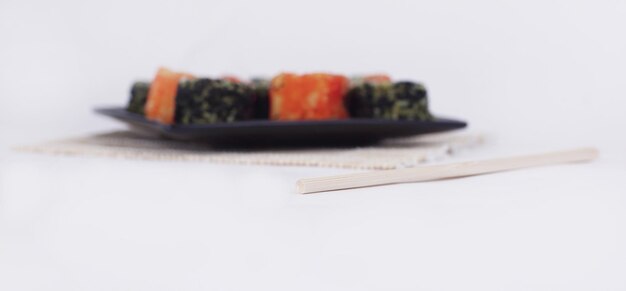 Diferentes tipos de sushi maki en un plato negro