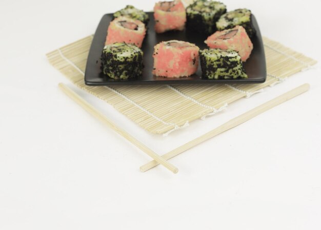 Diferentes tipos de sushi maki en un plato negro