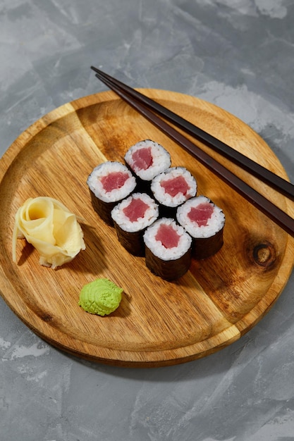 Diferentes tipos de sushi y rollos deliciosos y jugosos en una tabla de madera