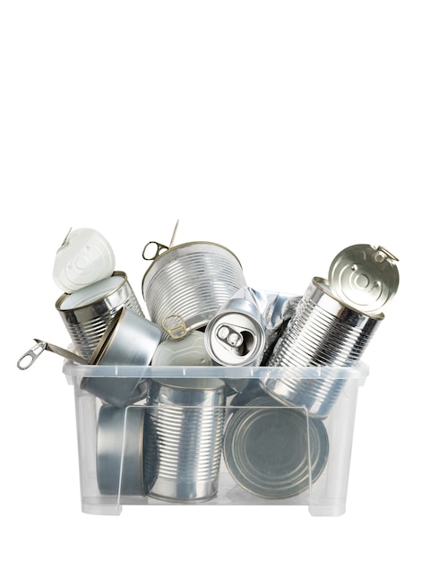 Diferentes tipos y tamaños de latas y latas de metal usadas para reciclar en contenedor sobre fondo blanco aislado