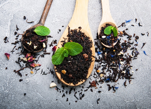 Diferentes tipos de té en cucharas de madera.