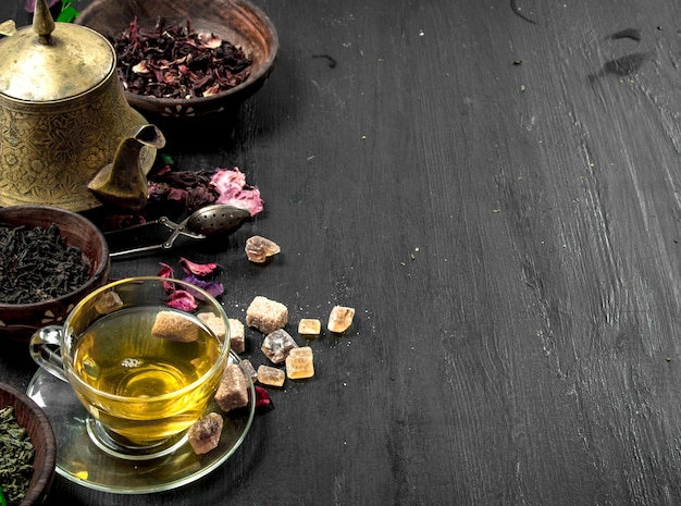 Diferentes tipos de té con té elaborado.