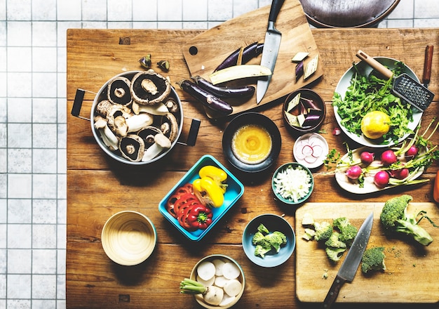 Foto diferentes tipos de vegetales en la mesa.