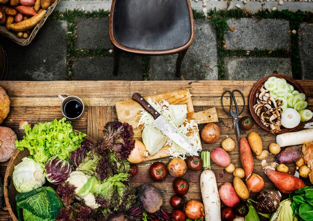 Diferentes tipos de vegetales en la mesa.