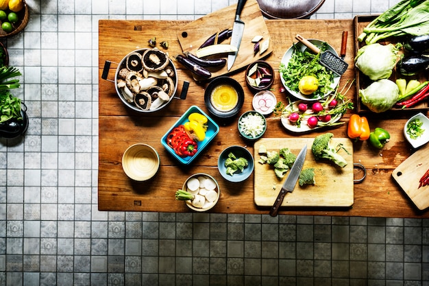 Diferentes tipos de vegetales en la mesa.