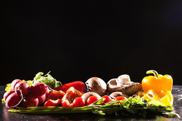 Diferentes tipos de vegetales orgánicos saludables sobre fondo de madera oscura. Copie el espacio disponible para el texto