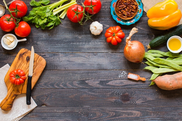 Diferentes tipos de verduras, en mesa de madera vieja