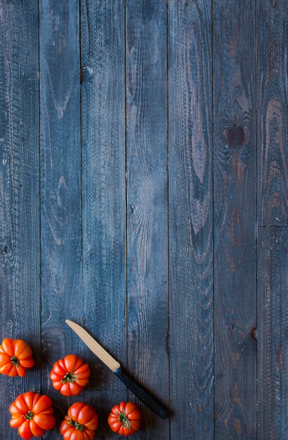 Diferentes tipos de verduras, en una vieja mesa de madera, espacio para texto.