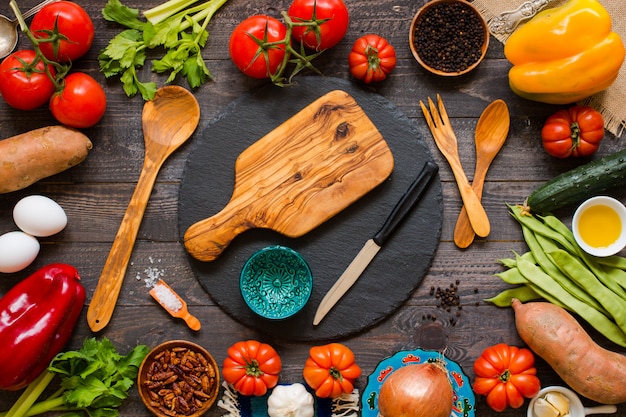 Diferentes tipos de verduras en una vieja mesa de madera