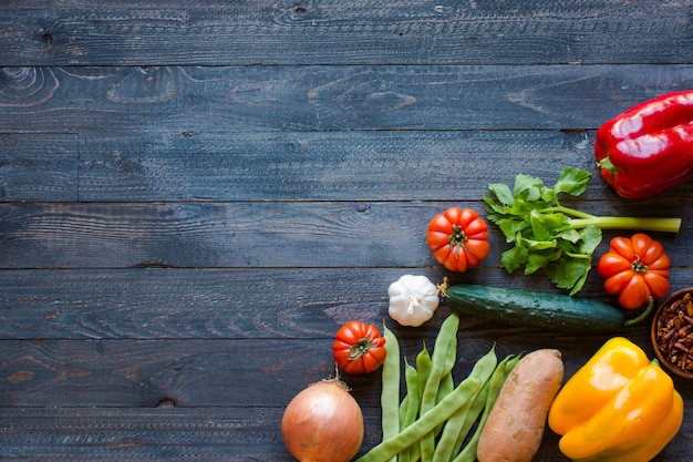 Diferentes tipos de verduras en una vieja mesa de madera