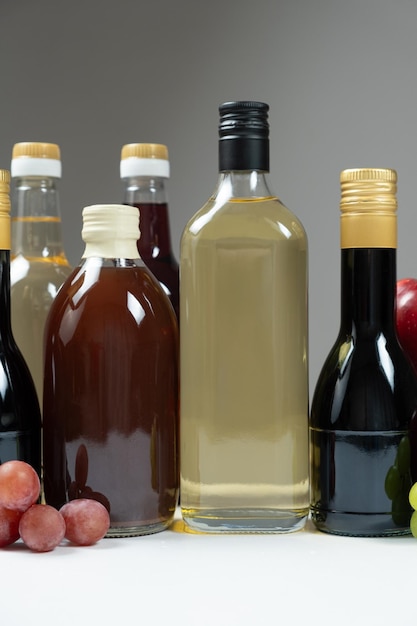 Diferentes tipos de vinagre Vino balsámico de manzana y vinagre de granada en botellas