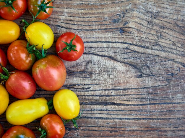 Diferentes tomates jugosos.