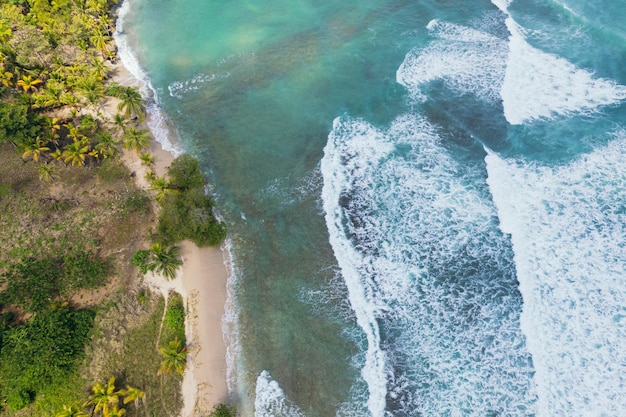 Diferentes tons de azul no Mar do Caribe em Capurgana Colômbia