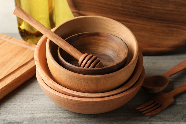 Diferentes utensilios de cocina de madera en mesa gris