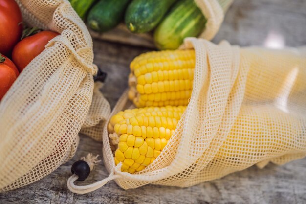 Diferentes vegetais em sacos reutilizáveis em fundo de madeira Conceito de resíduo zero