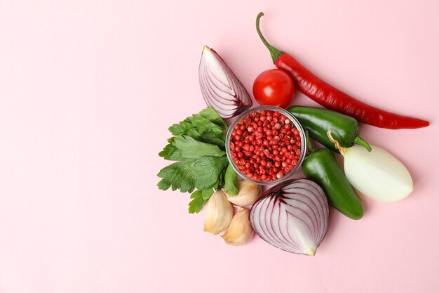 Diferentes vegetais picantes em fundo rosa, espaço para texto