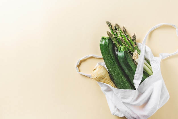 Diferentes vegetales en bolsa textil en amarillo copyspace