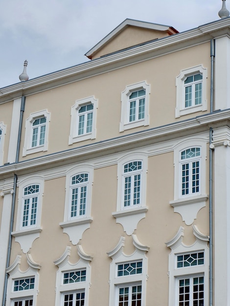 Diferentes ventanas decoradas con molduras de estuco en la fachada del edificio clásico portugués en el casco antiguo de Aveiro Portugal