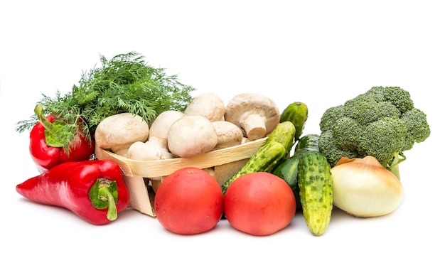 Diferentes verduras en blanco