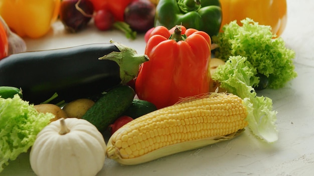 Foto diferentes verduras frescas brillantes colocadas en un montón sobre fondo blanco
