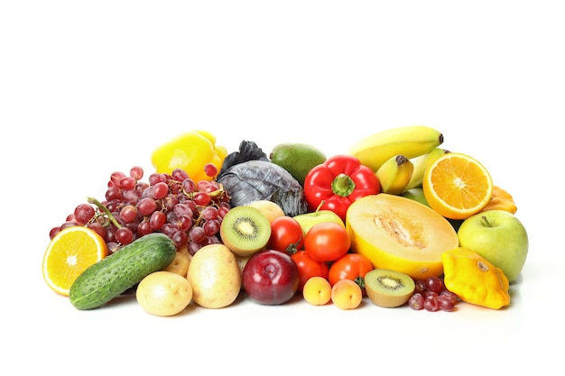 Diferentes verduras y frutas aisladas sobre fondo blanco.