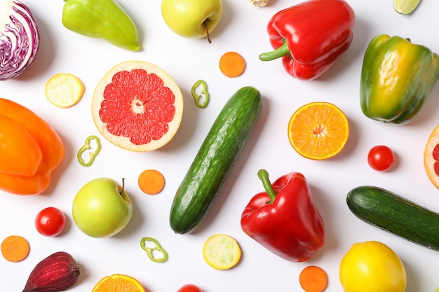 Diferentes verduras y frutas en blanco, vista superior