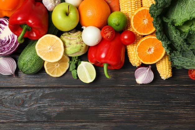 Diferentes verduras y frutas en madera