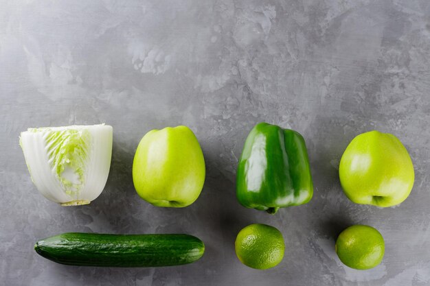 Diferentes verduras y frutas sobre fondo gris. Concepto de comida sana. Vista superior. Copia espacio