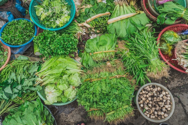 Diferentes verduras en un mercado callejero en asia