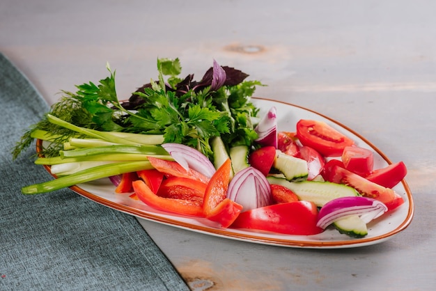 Diferentes verduras picadas en un plato sobre la mesa