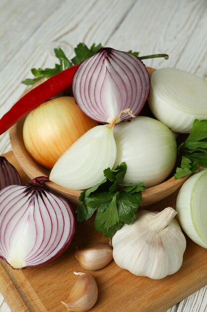 Diferentes verduras picantes sobre fondo blanco de madera