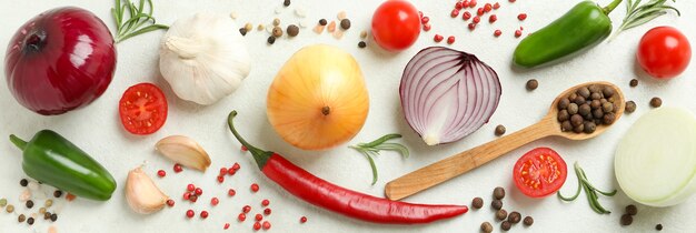 Diferentes verduras picantes sobre fondo blanco con textura