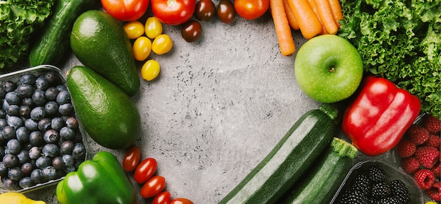 Diferentes verduras sabrosas sobre fondo áspero