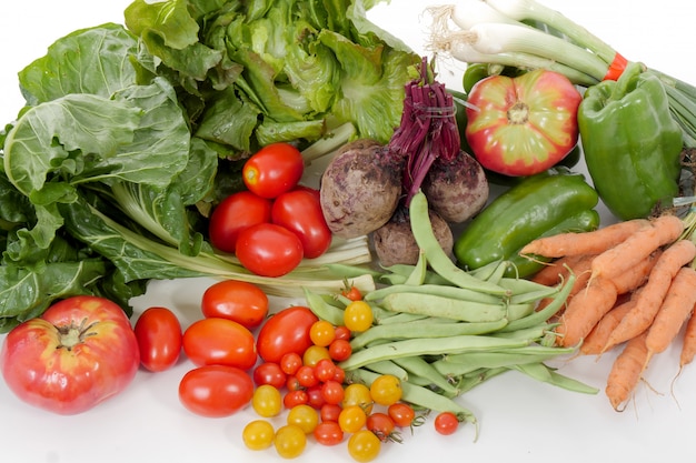 Diferentes verduras de temporada en blanco