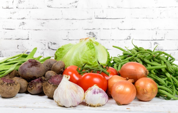 Diferentes verduras de temporada en una mesa