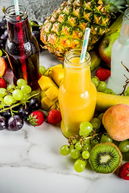 Foto diferentes zumos y batidos de frutas.