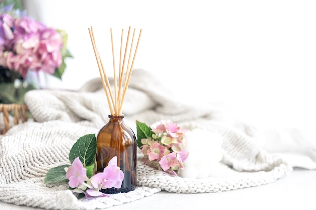 Difusor de aromas com elemento de malha e flores de perfume em bastão
