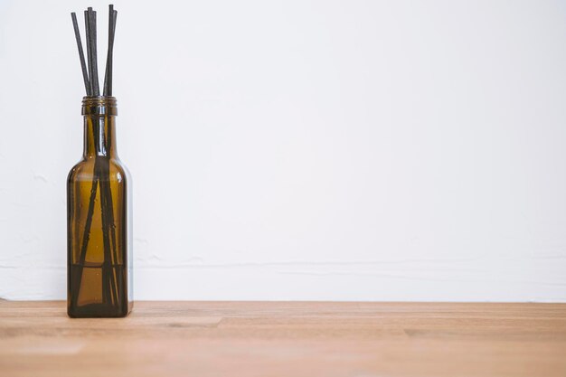Difusor de óleo essencial com varas de bambu pretas