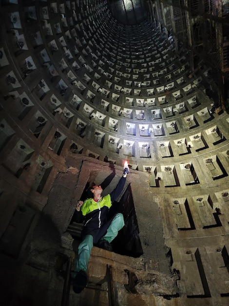 Digger, ein Forscher von Katakomben und unterirdischen Sammlern, sitzt am Eingang des Tunnels