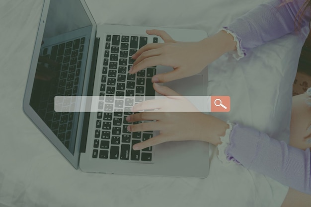 Digitação manual no teclado com tag de pesquisaConheça o conceito de rede de internet
