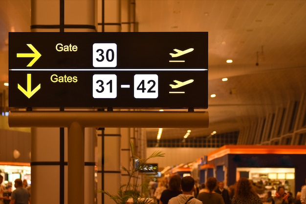 Digital Bulletin Board mit Flughafen Gateway Zeichen