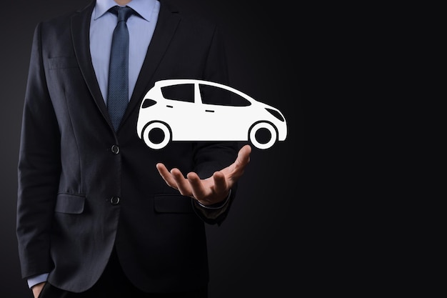Digital Composite of Man holding car iconCar Kfz-Versicherung und Autoservice-Konzept Geschäftsmann mit Geste und Ikone des Autos