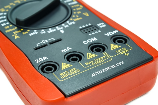 Digital-Multimeter-Nahaufnahme auf weiß