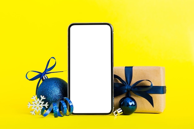 Digital Phone Mock-up mit rustikalen Weihnachtsdekorationen für App-Präsentation mit leerem Platz für Ihr Design Weihnachts-Online-Shopping-Konzept Tablet mit Kopierbereich auf farbigem Hintergrund