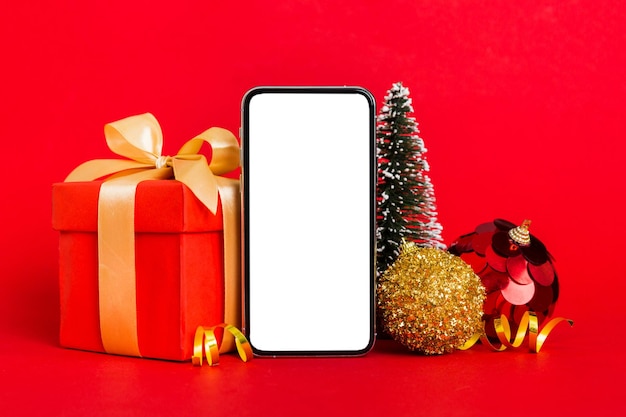 Digital Phone Mock-up mit rustikalen Weihnachtsdekorationen für App-Präsentation mit leerem Platz für Ihr Design Weihnachts-Online-Shopping-Konzept Tablet mit Kopierbereich auf farbigem Hintergrund