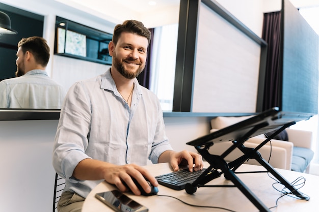 Digital trabajando remotamente con una computadora portátil mientras sonríe